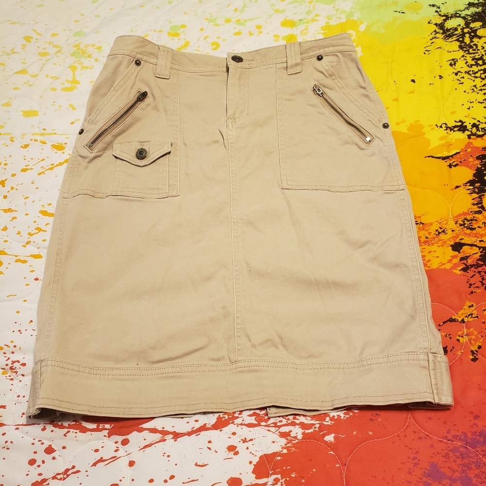 Fashion Bug Skirt with zippers and pockets. Belt included. Size 6. An essential.